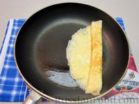 Фото приготовления рецепта: Сырный омлет-рулет - шаг №9