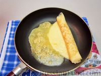 Фото приготовления рецепта: Сырный омлет-рулет - шаг №13