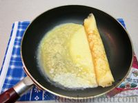 Фото приготовления рецепта: Сырный омлет-рулет - шаг №14