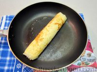 Фото приготовления рецепта: Сырный омлет-рулет - шаг №15
