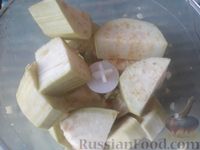 Фото приготовления рецепта: Куриный суп с лапшой, баклажанами и помидорами - шаг №9
