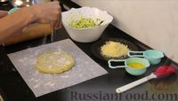 Фото приготовления рецепта: Пирог с капустой, яйцами, зеленью и сыром - шаг №4
