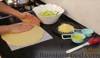 Фото приготовления рецепта: Пирог с капустой, яйцами, зеленью и сыром - шаг №5