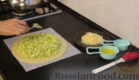 Фото приготовления рецепта: Пирог с капустой, яйцами, зеленью и сыром - шаг №6