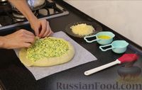 Фото приготовления рецепта: Пирог с капустой, яйцами, зеленью и сыром - шаг №7