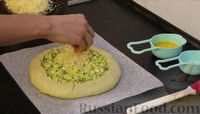 Фото приготовления рецепта: Пирог с капустой, яйцами, зеленью и сыром - шаг №8