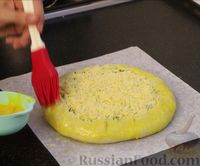 Фото приготовления рецепта: Пирог с капустой, яйцами, зеленью и сыром - шаг №9