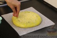 Фото приготовления рецепта: Пирог с капустой, яйцами, зеленью и сыром - шаг №10