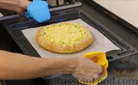 Фото приготовления рецепта: Пирог с капустой, яйцами, зеленью и сыром - шаг №11