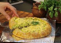Фото приготовления рецепта: Пирог с капустой, яйцами, зеленью и сыром - шаг №13
