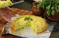 Фото приготовления рецепта: Пирог с капустой, яйцами, зеленью и сыром - шаг №14