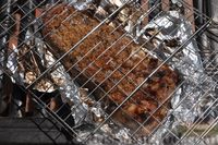 Фото приготовления рецепта: Свиные рёбра в маринаде с французской горчицей  (в фольге, на мангале) - шаг №9