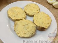 Фото приготовления рецепта: Бутерброды «Подсолнухи» с кукурузой и маслинами - шаг №8