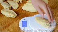Фото приготовления рецепта: Сдобные пирожки с абрикосами (в духовке) - шаг №13