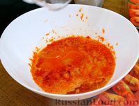 Фото приготовления рецепта: Пикантные маринованные помидоры с перцем, чесноком и базиликом - шаг №2