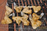 Фото приготовления рецепта: Куриные крылышки в медовом маринаде (на мангале) - шаг №6