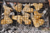 Фото приготовления рецепта: Куриные крылышки в медовом маринаде (на мангале) - шаг №7