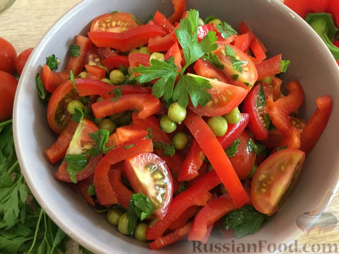 Салат с помидорами, болгарским перцем, чесноком и зеленью
