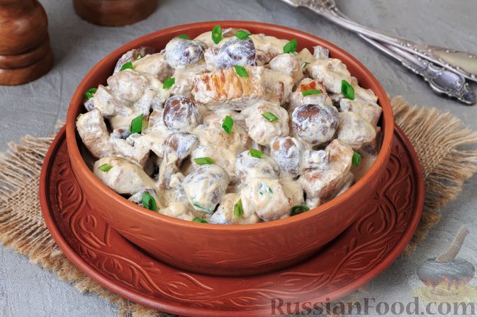 Свинина с грибами в сметанном соусе на сковороде с фото пошагово рецепт