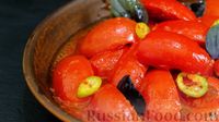 Фото приготовления рецепта: Пикантные маринованные помидоры с перцем, чесноком и базиликом - шаг №5