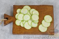 Фото приготовления рецепта: Салат с жареными кабачками и помидорами - шаг №2