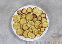 Фото приготовления рецепта: Салат с жареными кабачками и помидорами - шаг №4