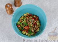 Фото приготовления рецепта: Салат с жареными кабачками и помидорами - шаг №8