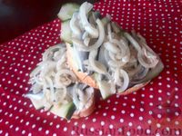 Фото к рецепту: Бутерброды со слабосоленой килькой, свежим огурцом и маринованным луком