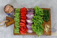 Фото приготовления рецепта: Салат с тунцом, стручковой фасолью и яичными блинчиками - шаг №2