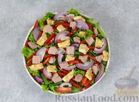 Фото приготовления рецепта: Салат с тунцом, стручковой фасолью и яичными блинчиками - шаг №9
