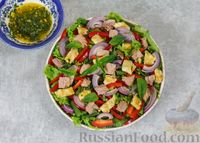 Фото приготовления рецепта: Салат с тунцом, стручковой фасолью и яичными блинчиками - шаг №10