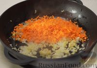 Фото приготовления рецепта: Рис по-тайски, с курицей, овощами и жареным яйцом - шаг №9
