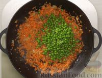 Фото приготовления рецепта: Рис по-тайски, с курицей, овощами и жареным яйцом - шаг №10