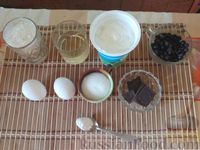 Фото приготовления рецепта: Кексы со смородиной и шоколадом (в микроволновке) - шаг №1
