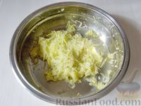 Фото приготовления рецепта: Котлеты из кабачков с соусом дзадзики - шаг №2