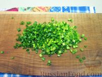 Фото приготовления рецепта: Омлет с рисом, несладким йогуртом и зелёным луком - шаг №4