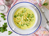 Фото к рецепту: Сырный суп с зеленым горошком и яичной лапшой