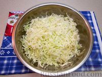 Фото приготовления рецепта: Салат из капусты со свёклой и морковью - шаг №4