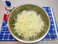 Фото приготовления рецепта: Салат из капусты со свёклой и морковью - шаг №5