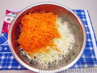 Фото приготовления рецепта: Салат из капусты со свёклой и морковью - шаг №6