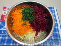 Фото приготовления рецепта: Салат из капусты со свёклой и морковью - шаг №9