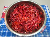 Фото приготовления рецепта: Салат из капусты со свёклой и морковью - шаг №10