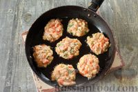 Фото приготовления рецепта: Рубленые куриные котлеты с помидорами и зеленью - шаг №10