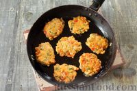 Фото приготовления рецепта: Рубленые куриные котлеты с помидорами и зеленью - шаг №11