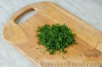 Фото приготовления рецепта: Тёплый салат с цветной капустой, шпинатом, изюмом и орехами - шаг №8