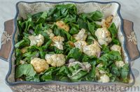 Фото приготовления рецепта: Тёплый салат с цветной капустой, шпинатом, изюмом и орехами - шаг №13