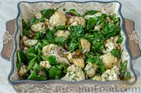 Фото приготовления рецепта: Тёплый салат с цветной капустой, шпинатом, изюмом и орехами - шаг №16