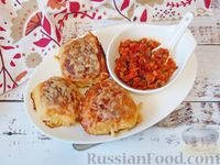 Фото к рецепту: Картофельные котлеты с мясной начинкой и томатным соусом