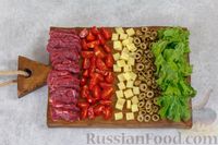 Фото приготовления рецепта: Салат с говядиной, помидорами, сыром и оливками - шаг №2
