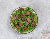 Фото приготовления рецепта: Салат с говядиной, помидорами, сыром и оливками - шаг №5
